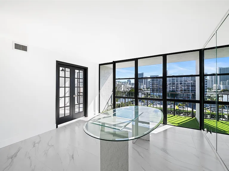 800 Parkview Dr #718 — Photo 11