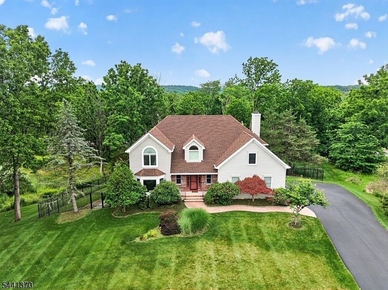 1st image of 6 Chaucer Dr