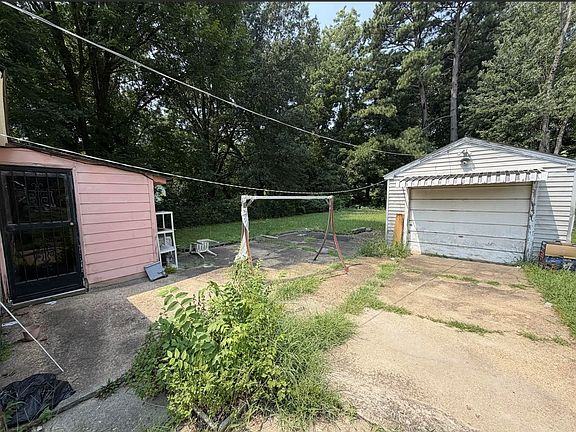 3rd image of 1717 Robin Hood Ln