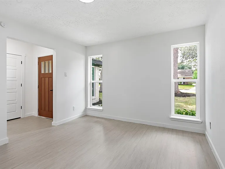 25402 Thistlewaite Ln — Photo 16