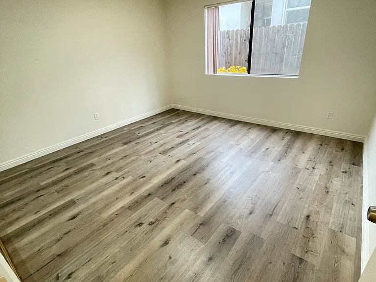 1049 Winchester Ave — Photo 9