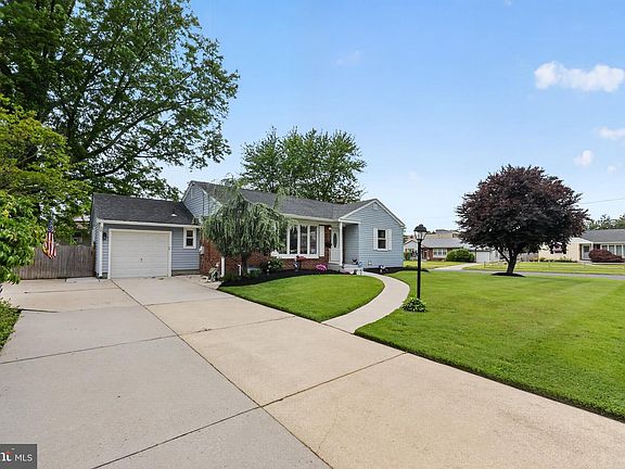 2nd image of 2 Surrey Ct