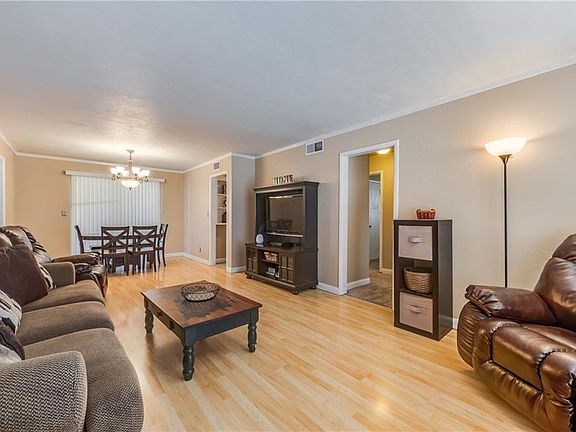 5th image of 545 SW 52nd St
