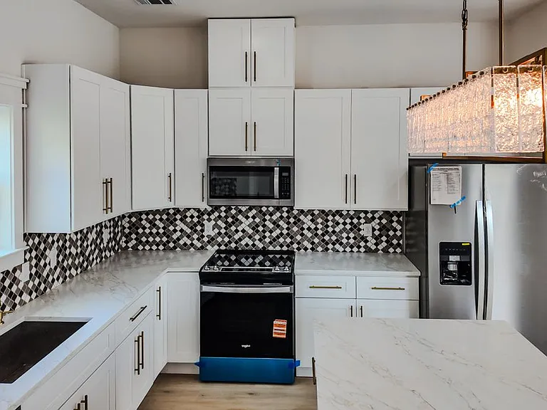 823 N Loop #A — Photo 33