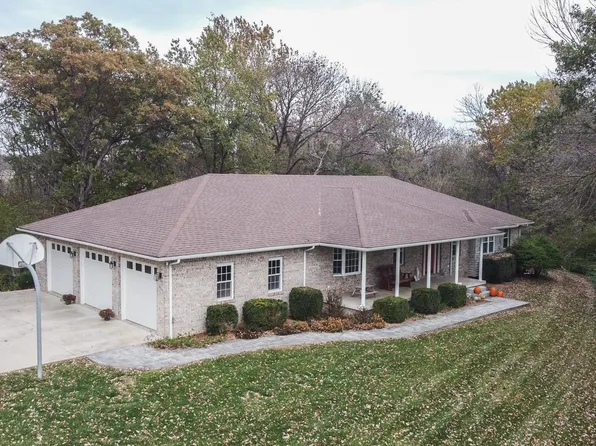 410 Dogwood Dr, Carrollton, IL 62016