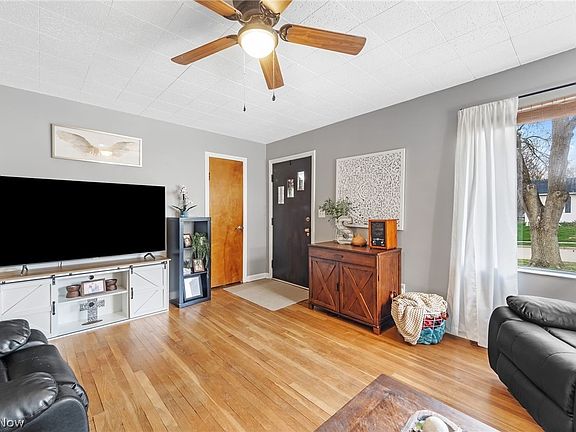 4th image of 339 Schrop Ave