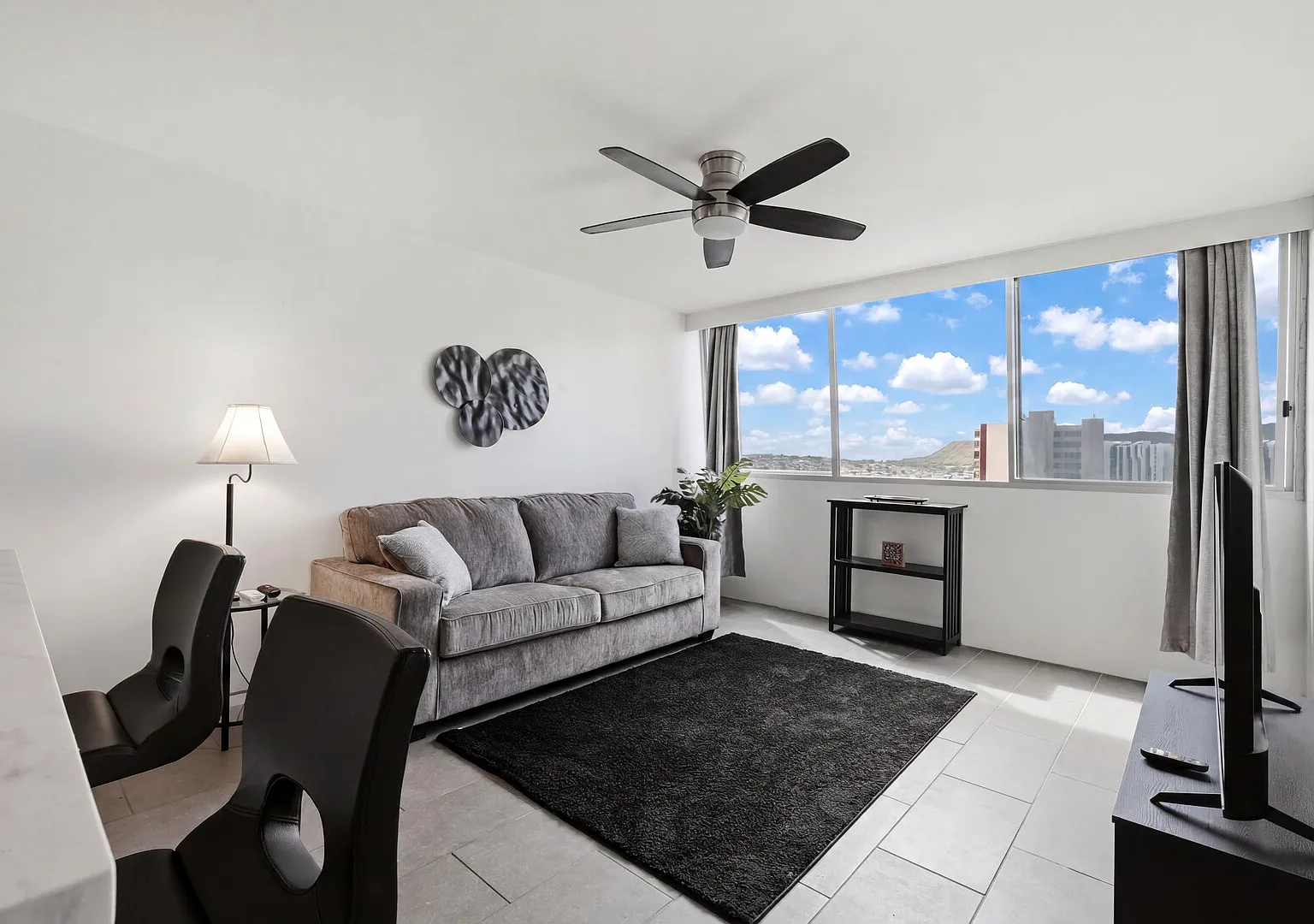 Waikiki Penthouse | Walk to Beach — Photo 4