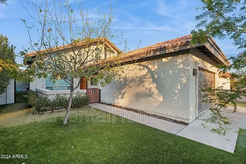 4 bed, 2.0 bath, 1887 sqft, $2,395 — Photo 4