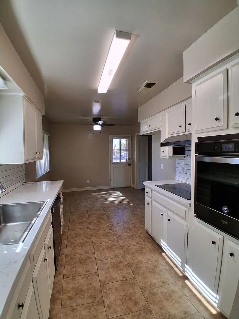 5780 N. 8th St. Duplex — Photo 3