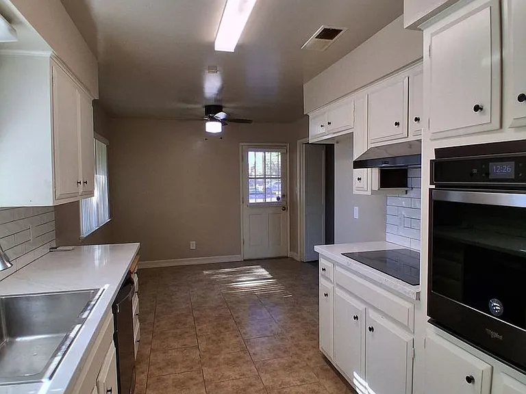 5780 N. 8th St. Duplex — Photo 3