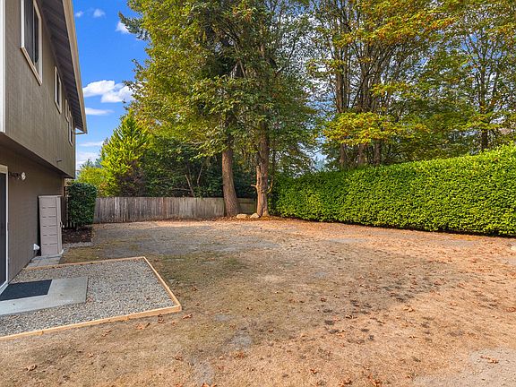 2nd image of 16208 NE 109th St