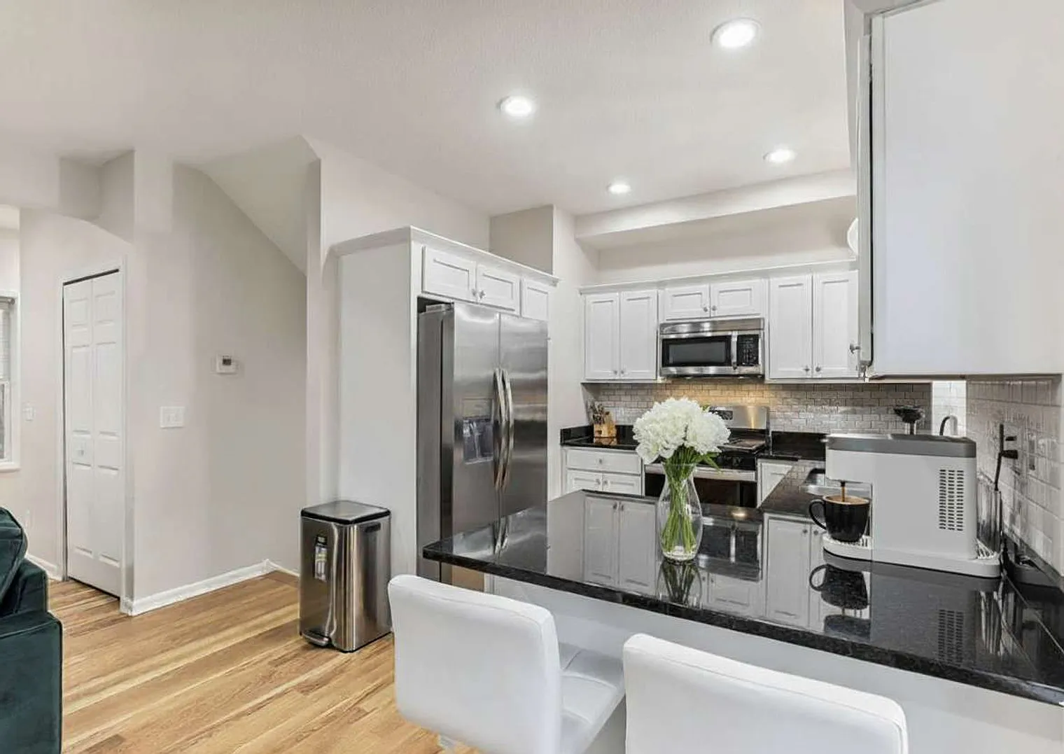 5 bed, 4.0 bath, 2088 sqft, $7,513 — Photo 4