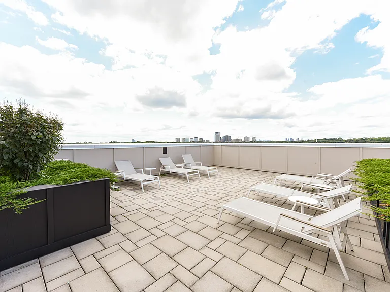 571 Prince Edward Dr N — Photo 47