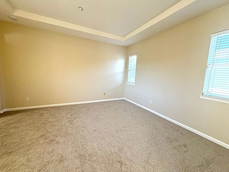 546 Almanor St — Photo 12