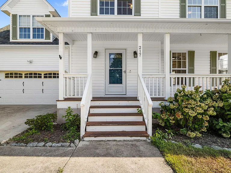 217 Derby Downs Dr — Photo 4