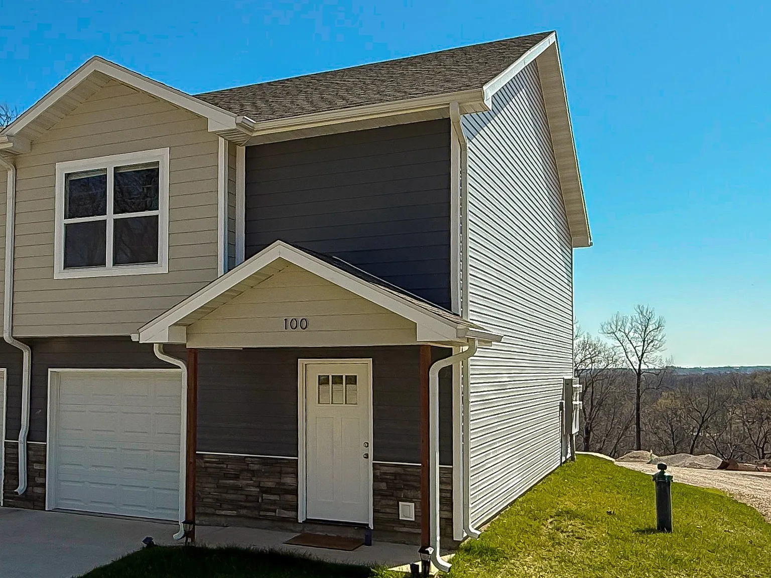 3 bed, 2.5 bath, 1329 sqft, $1,850 — Photo 2