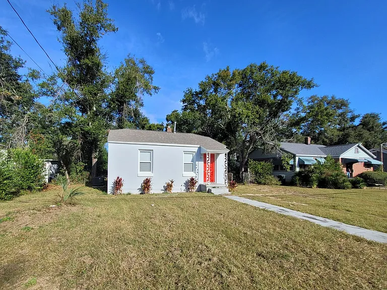 1408 Dexter Ave — Photo 3