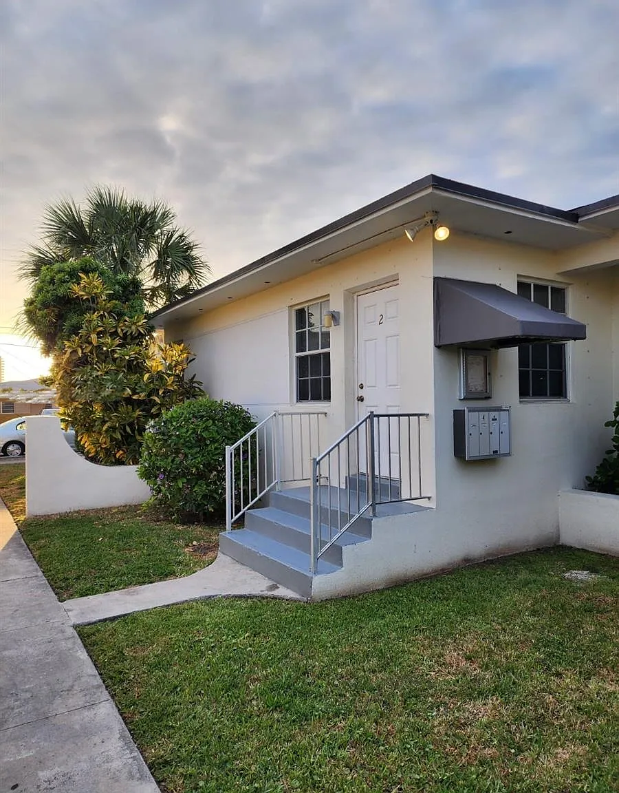 2145 Bay Dr — Photo 2