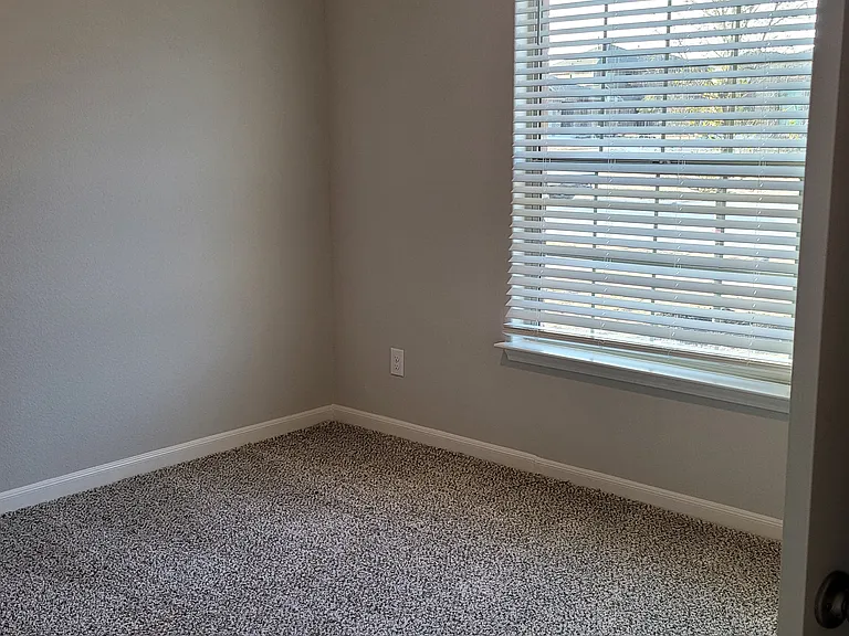 313 Zimmet Dr — Photo 3