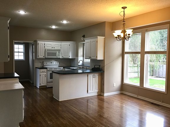 Kitchen breakfast area