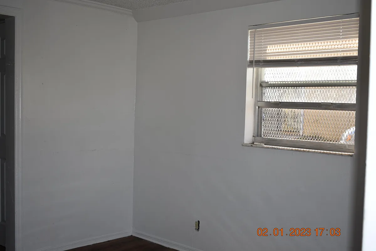 Building Photo - 1305 W 25th St