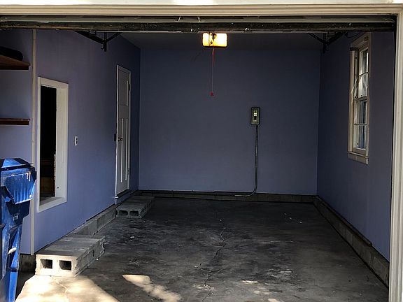 Garage with automatic door 