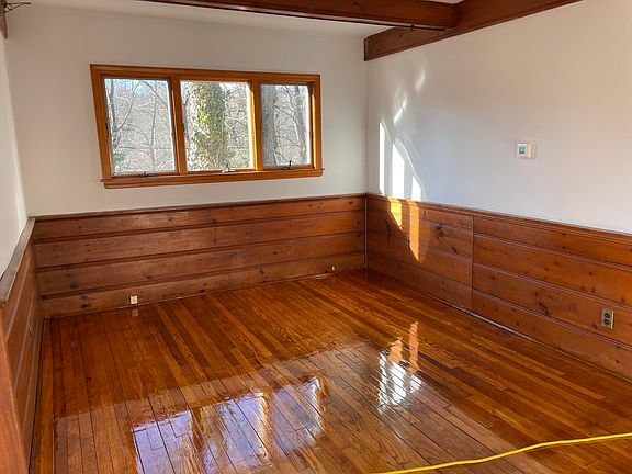 3rd image of 25 Pine Dr Floor 1