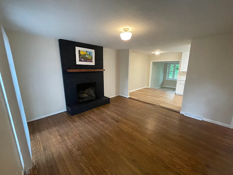 Entry/Living room. Fireplace does not work.