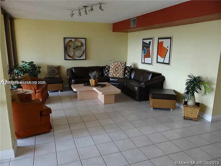 2741 Taft St #206 — Photo 19