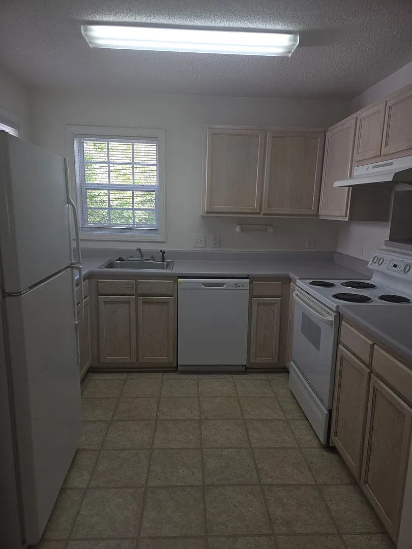 4 bed 4 bath whole unit or room rentals with a $120 application fee credited to the first full mo... — Photo 3