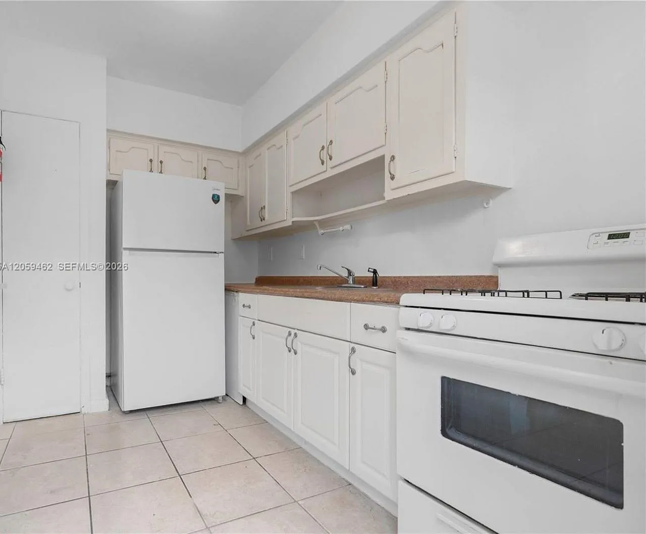2 bed, 1.0 bath, 4372 sqft, $2,350 — Photo 3