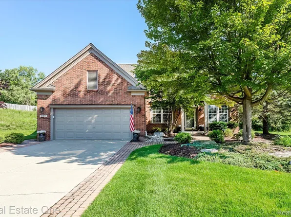 392 Falling Brook Dr, Troy, MI 48098