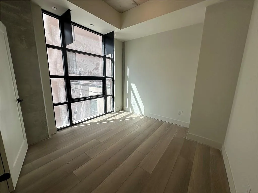 2 bed, 2.0 bath, 961 sqft, $3,025 — Photo 2