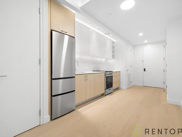 555 W 45th St #2B — Photo 3