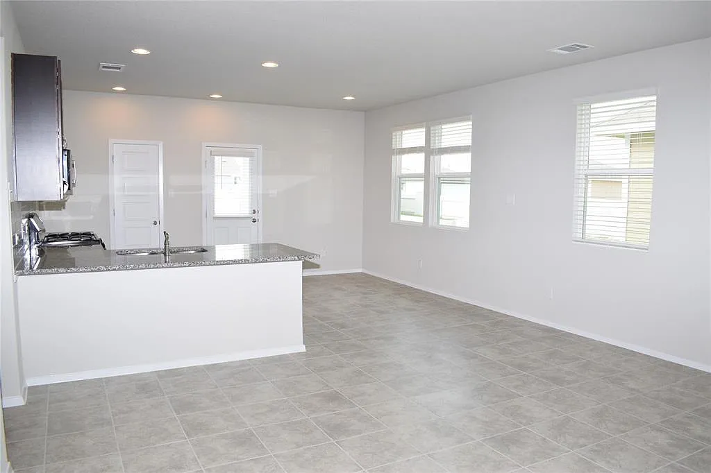 3 bed, 2.0 bath, 1437 sqft, $1,749 — Photo 4