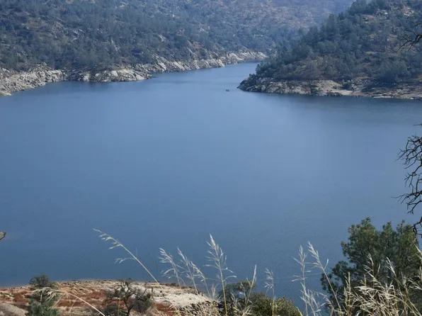 102 Hidden Lake Blvd, Friant, CA 93626