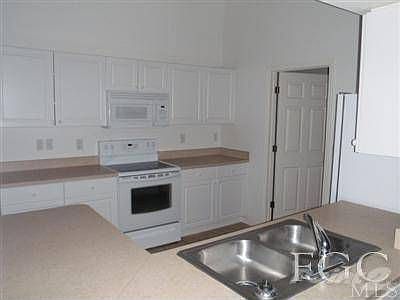3rd image of 927 Dobbins St E