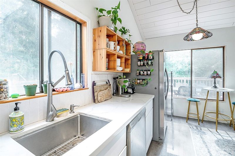 5th image of 406 E Madrona Drive