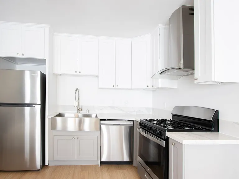 Lyman Place Apartments — Photo 9