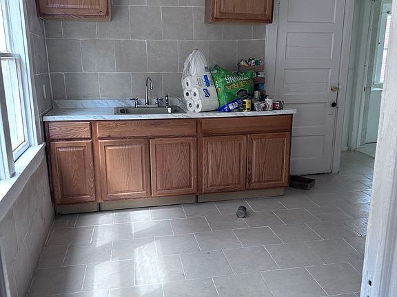 4th image of 76 Edison Ave Floor 1