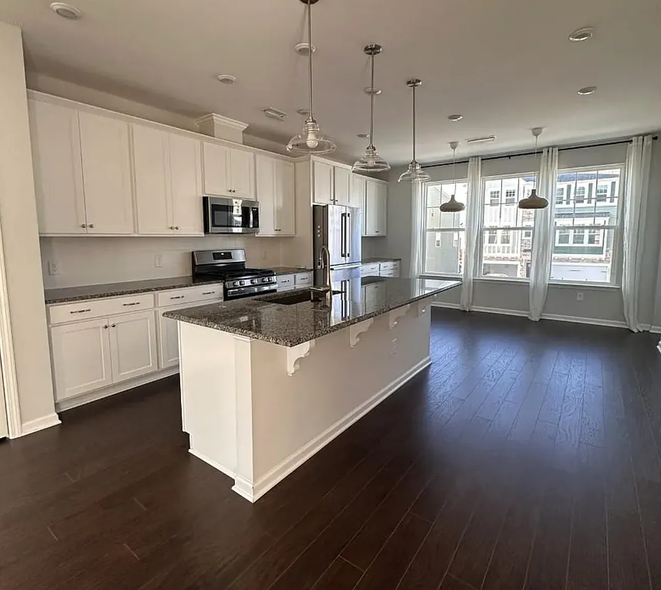 3 bed, 3.5 bath, 2303 sqft, $2,480 — Photo 3