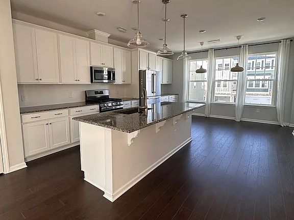 3rd image of 1007 Freeport Dr
