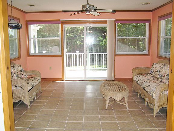 3rd image of 160 Hollywood Dr
