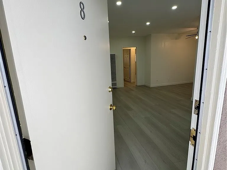 580 W Stocker St #8 — Photo 2