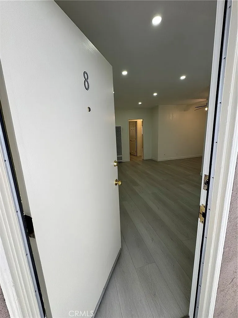Building Photo - 580 W Stocker St #8
