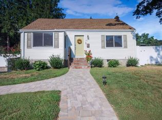 17 Vale Dr, Huntington, NY 11743