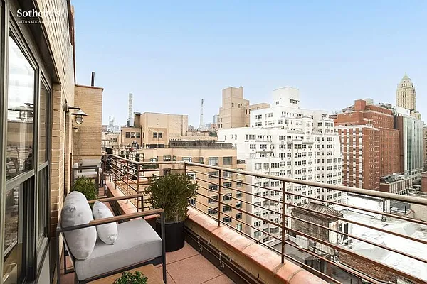 Sold by Sotheby's International Realty | media 14
