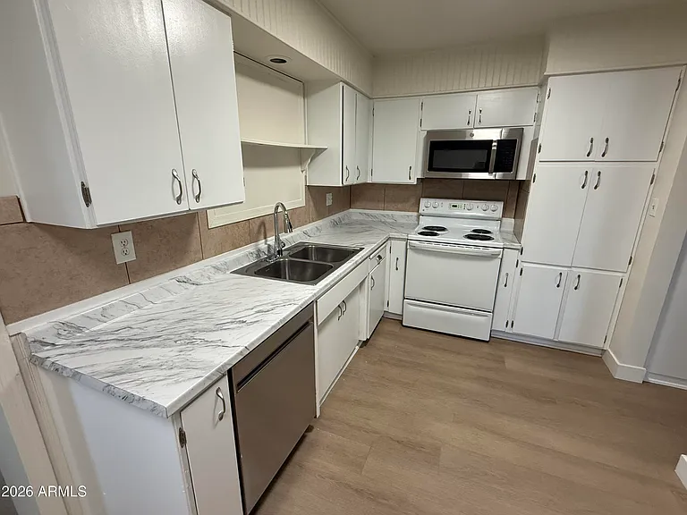 434 N Hunt Dr — Photo 2