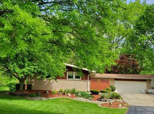 323 Hillview Dr, Wood River, IL 62095