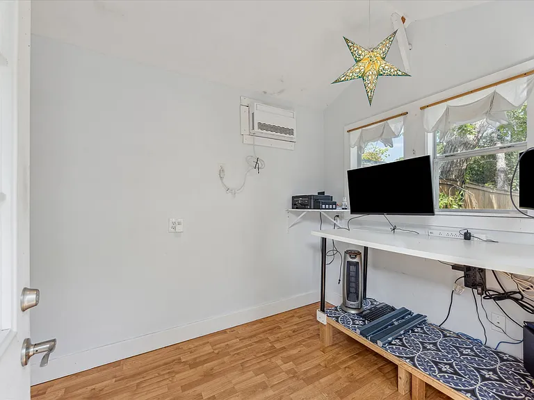 3300 Harris Park Ave — Photo 16